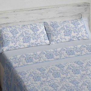 Juego de sábanas estampado en un diseño del más puro estilo ornamental en dos tonos de azul. Una sábana elegante e intemporal para tenerla en el ajuar doméstico durante tiempo y tiempo. No cansa y ofrece un aspecto limpísimo. La sábana bajera, confeccionada con gomas de ajuste en las bocas, va en un tono azul celeste a juego.