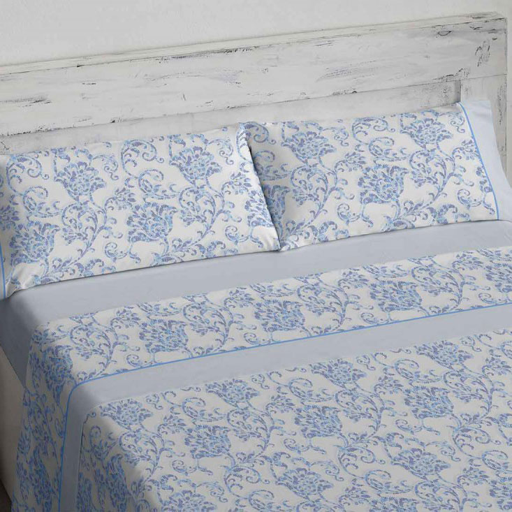 Juego de sábanas estampado en un diseño del más puro estilo ornamental en dos tonos de azul. Una sábana elegante e intemporal para tenerla en el ajuar doméstico durante tiempo y tiempo. No cansa y ofrece un aspecto limpísimo. La sábana bajera, confeccionada con gomas de ajuste en las bocas, va en un tono azul celeste a juego.