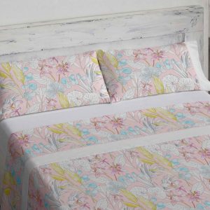 Juego de sábanas de flores y hojas sobre un fondo rosa palo muy limpio y luminoso. Un modelo clásico que ha sido reinterpretado