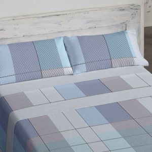Juego de sábanas juvenil, luminosa y de aspecto limpio. Recreación del estilo pictórico de Piet Mondrian dn diversos tonos de azul. Sábana bajera ajustable y bocas de la almohada coordinadas con estampado de rayitas celeste y blanco. Juego de sábanas con 3 o cuatro prendas en función de la medida del colchón.