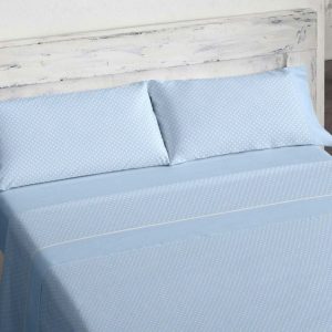 Juego de sábanas de franela de tacto cálido y suave y tiene estampado un diseño de topitos blancos sobre un fondo de color azul. La bajera y el aplique de las almohadas son lisas y están decoradas también en color azul. La confección de la encimera tiene pespunte en la cenefa y la almohada con aplique de la bajera. La confección de la bajera de las sábanas de franela de Burrito Blanco es ajustable.