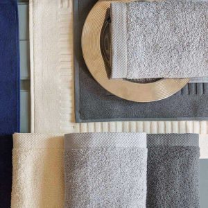 Toalla de 100% algodón cardado de 550 g/m2. 35 colores frescos, alegres y modernos. De gran absorción, muy esponjosa, caracterizada por su suavidad natural ya que no usamos suavizantes en su producción lo que ofrece una alta absorción desde el primer uso.